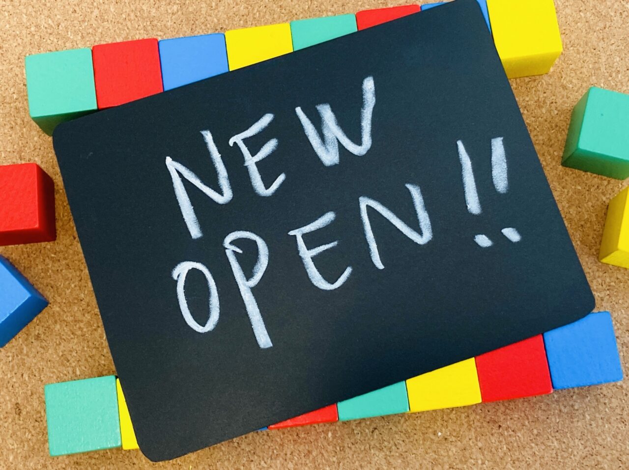 NEW OPENと書かれた黒板