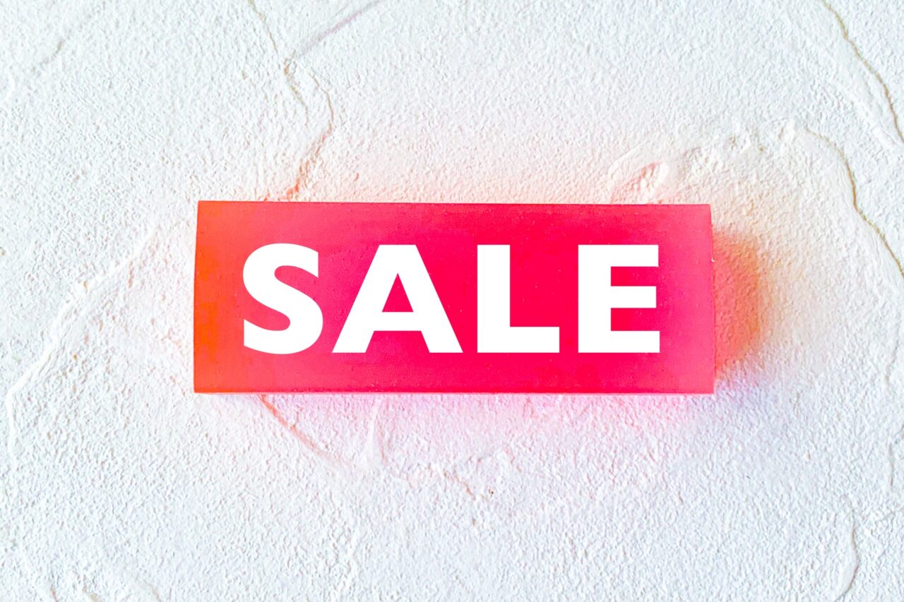 「SALE」の文字の赤いブロック